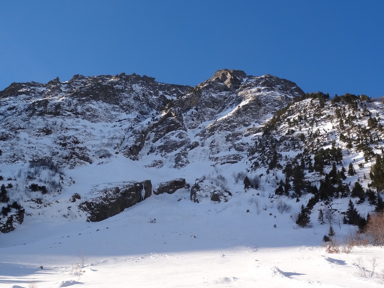 Goulotte de droite. La "centrale" sort à droite du doigt visible tout en haut à gauche de la photo