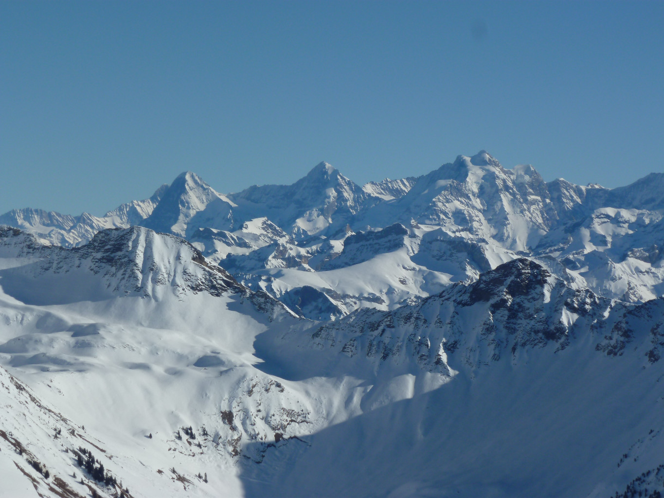 Du sommet : gros plan sur le triptyque Eiger-Mönch-Jungfrau