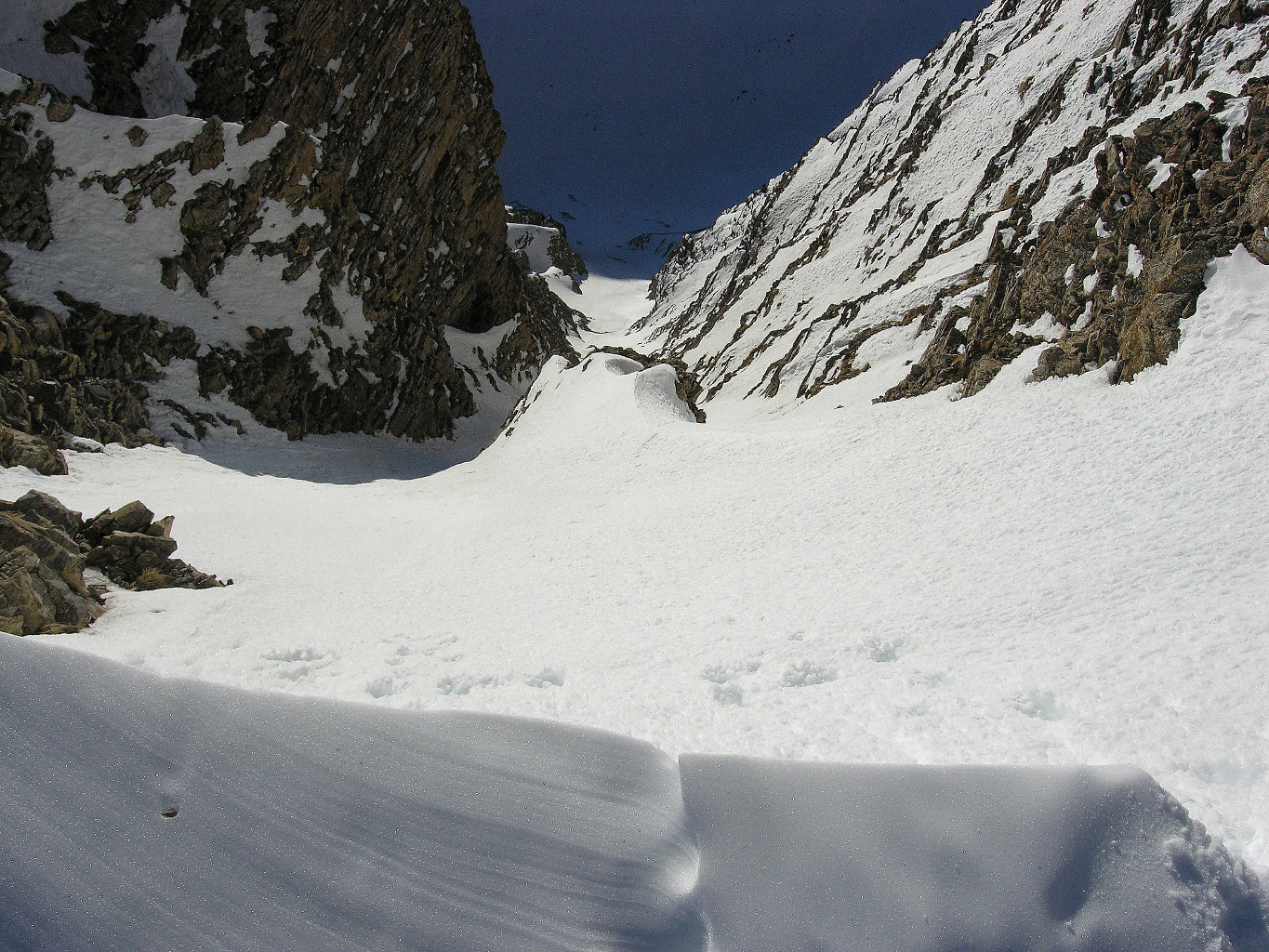 le couloir depuis le haut avec petite terrasse d'envol