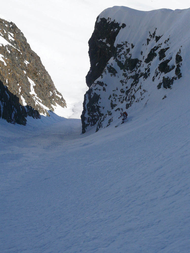 Le couloir skiable en rive droite, au centre c'est gelé.