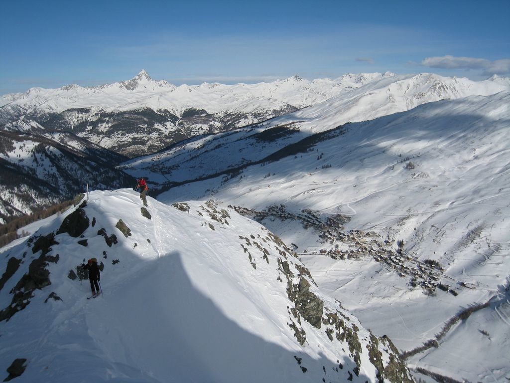 Sur l'arête nord du Pic Cascavelier, avec vue plongeante sur St Véran