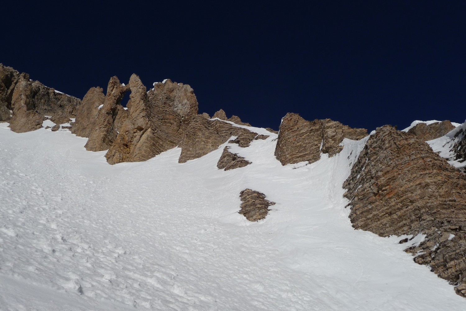 Couloir Sud du Malpasset : arche rive droite et le raide petit couloir d'accès.