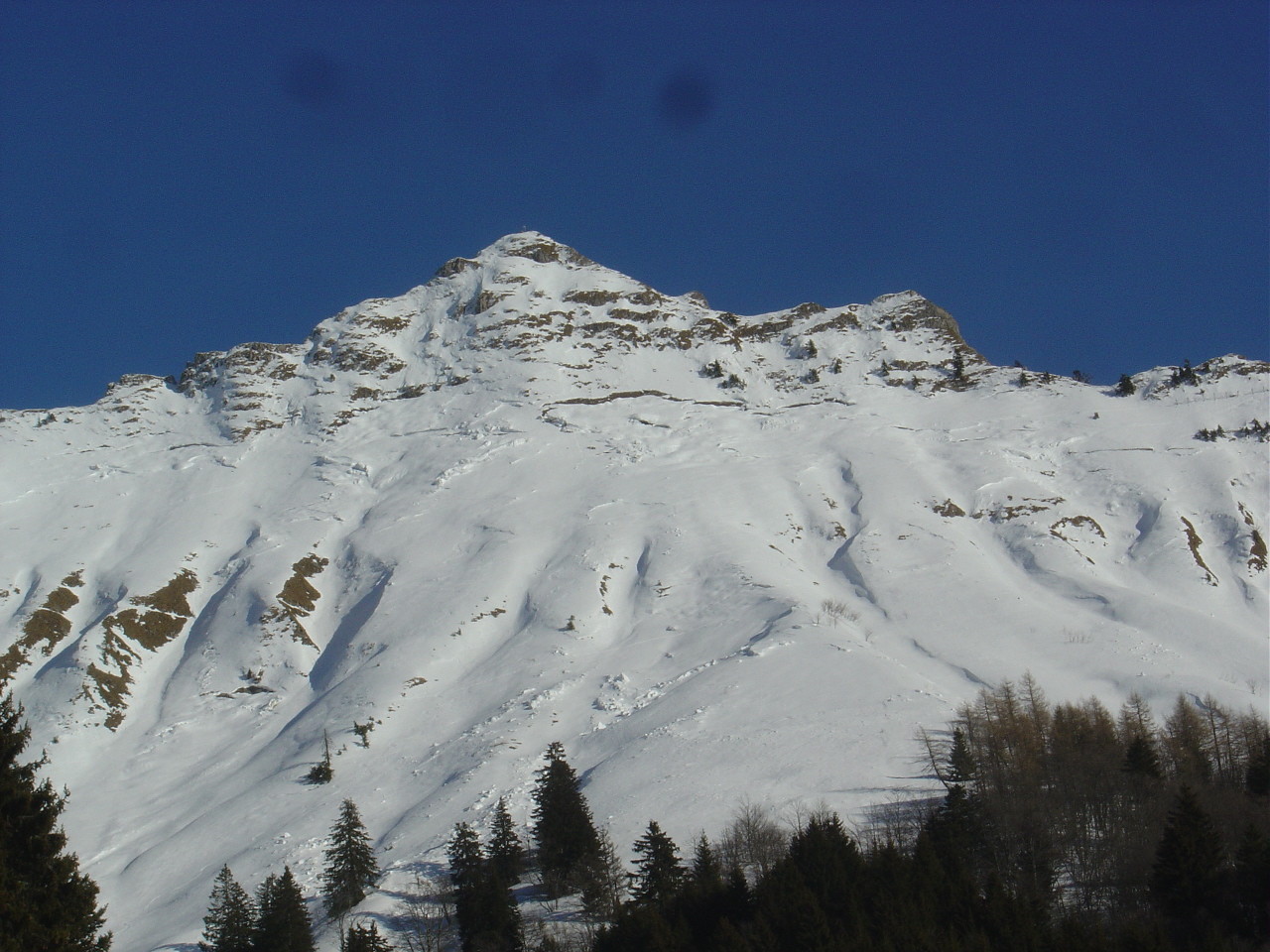 Gros plan sur la face W de la Cape au Moine
