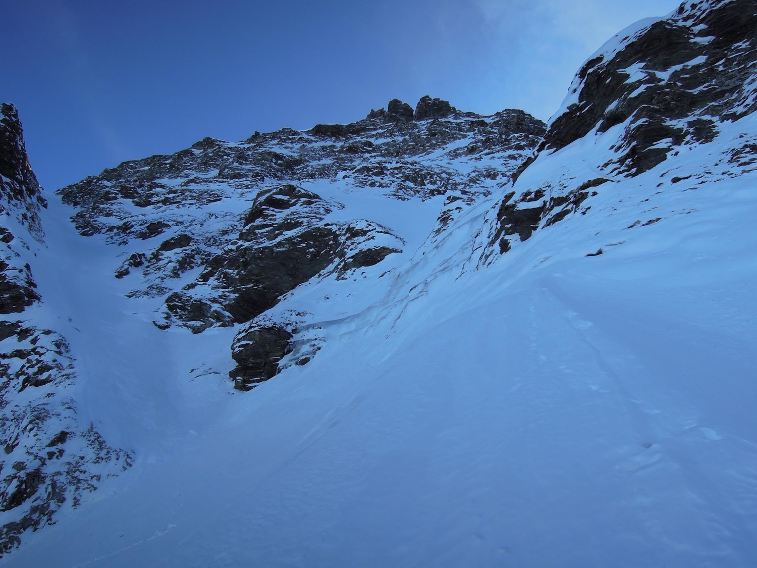 3 Merles. Couloir vu du bas.