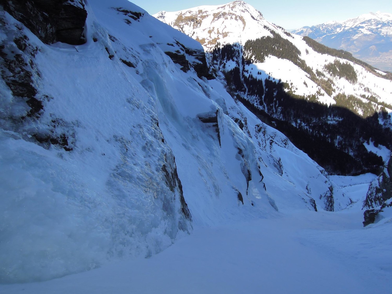 3 Merles. Belle glace en bordure de la gorge.