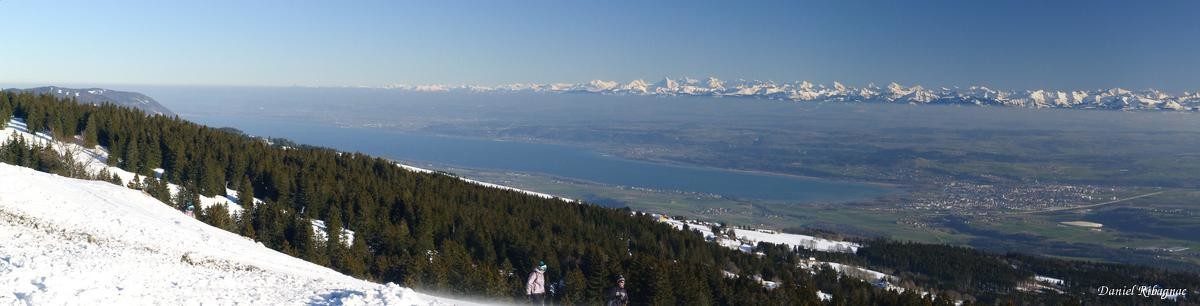 Vue depuis Le Cochet sur les Alpes et lac de Neuchâtel