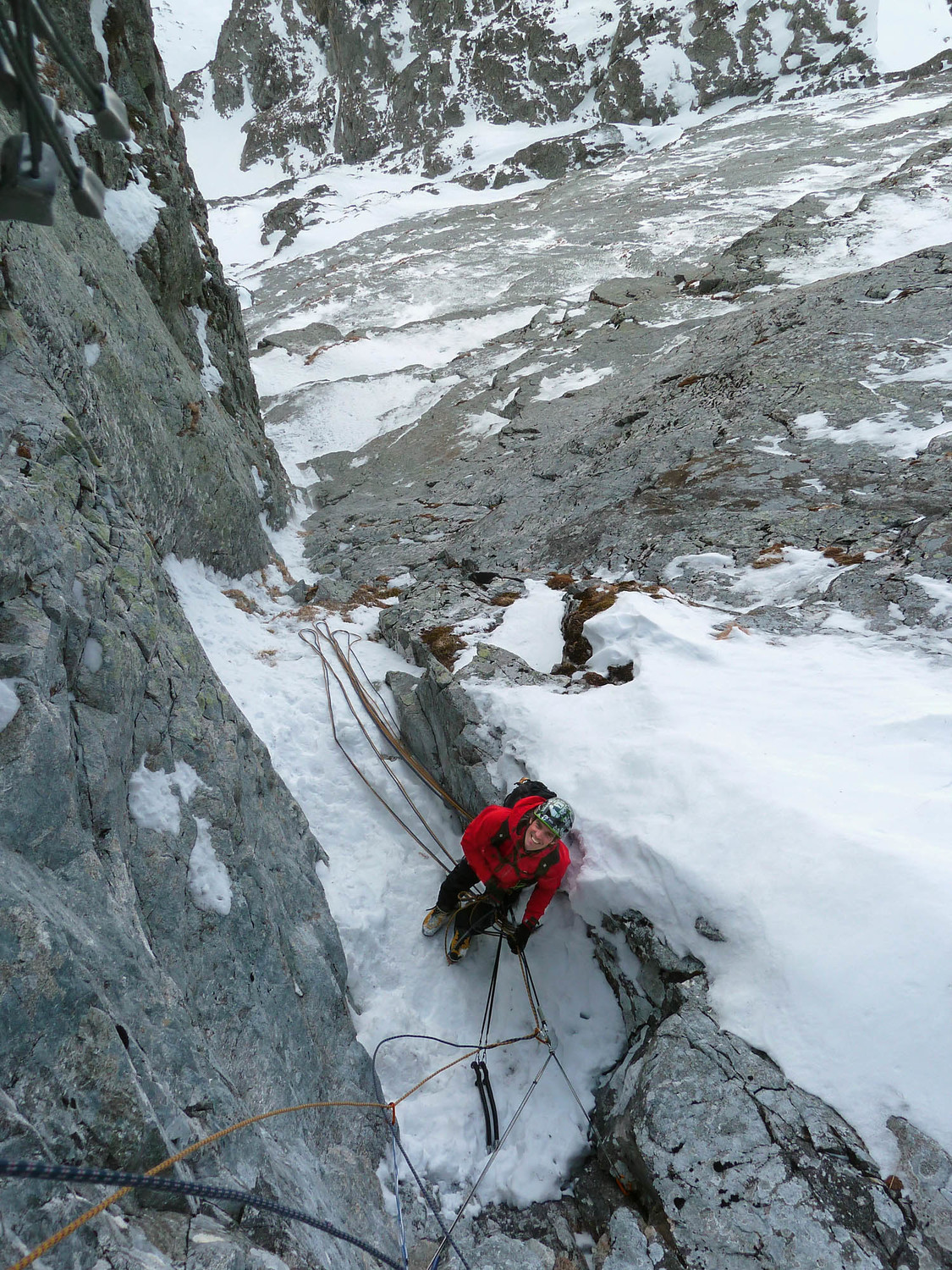 Le relais de L4, pile dans l'axe des crampons du leader