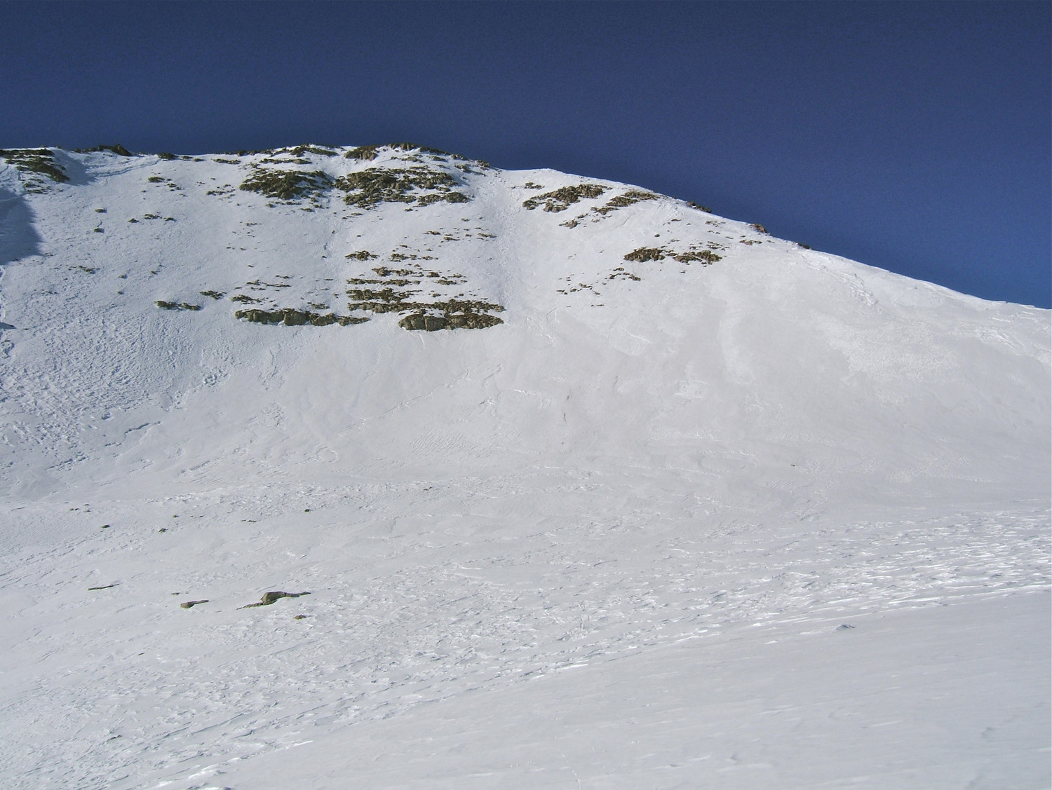 Pente sommitale, neige dure.