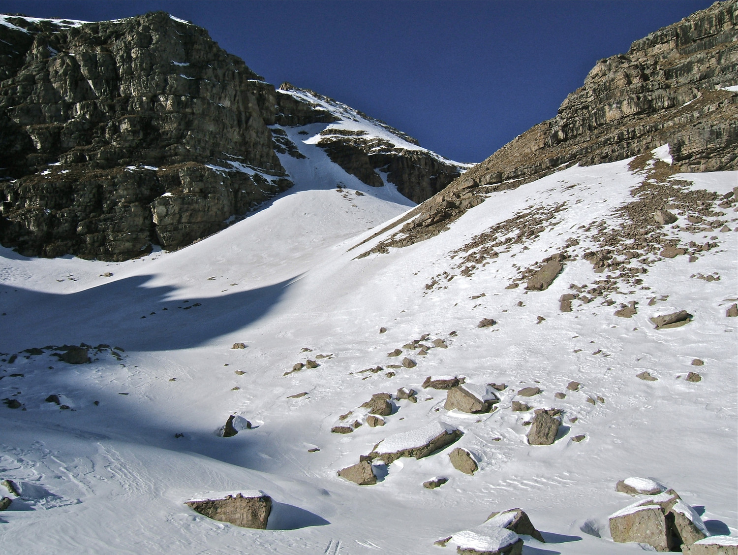 Quelques virages en neige de printemps dans ces quelques pentes.