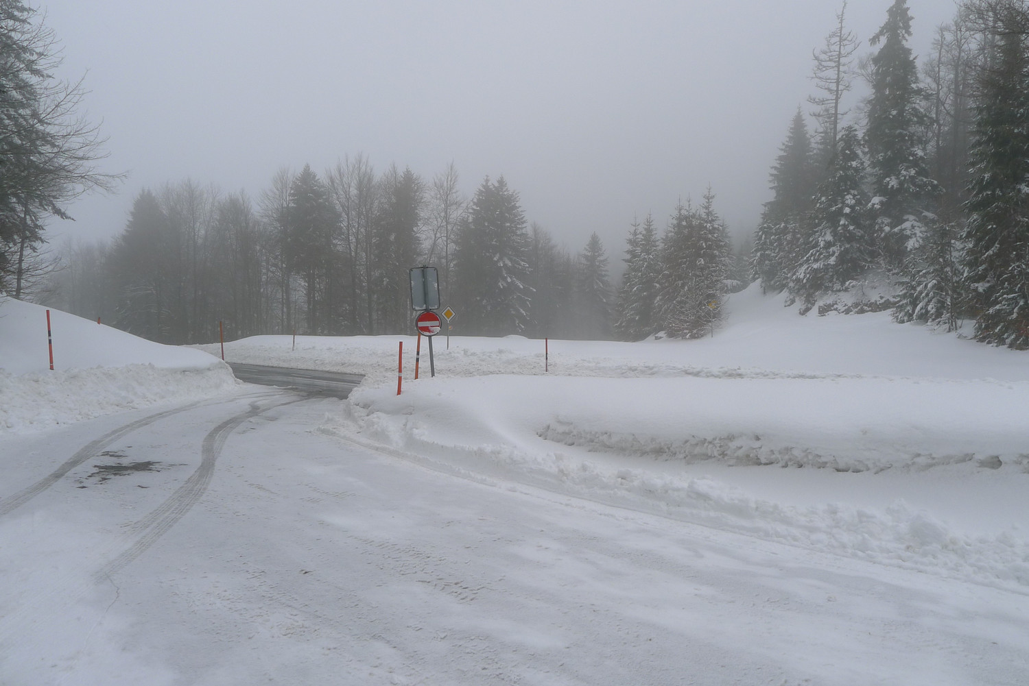 Parking de Pétra Félix. Le plus dur est de traverser la route