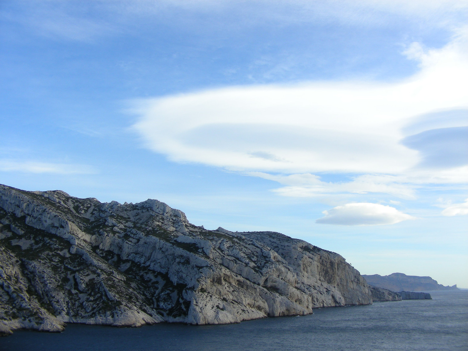 Ciel bleu et lenticulaires sur les Calanques