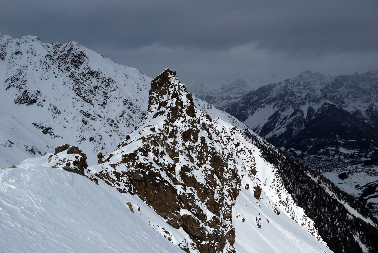 Dosso-il-Filetto: nei pressi della sella 2578 m. Ben visibile la svettante quota 2596 m, l'elevazione più evidente della costiera.