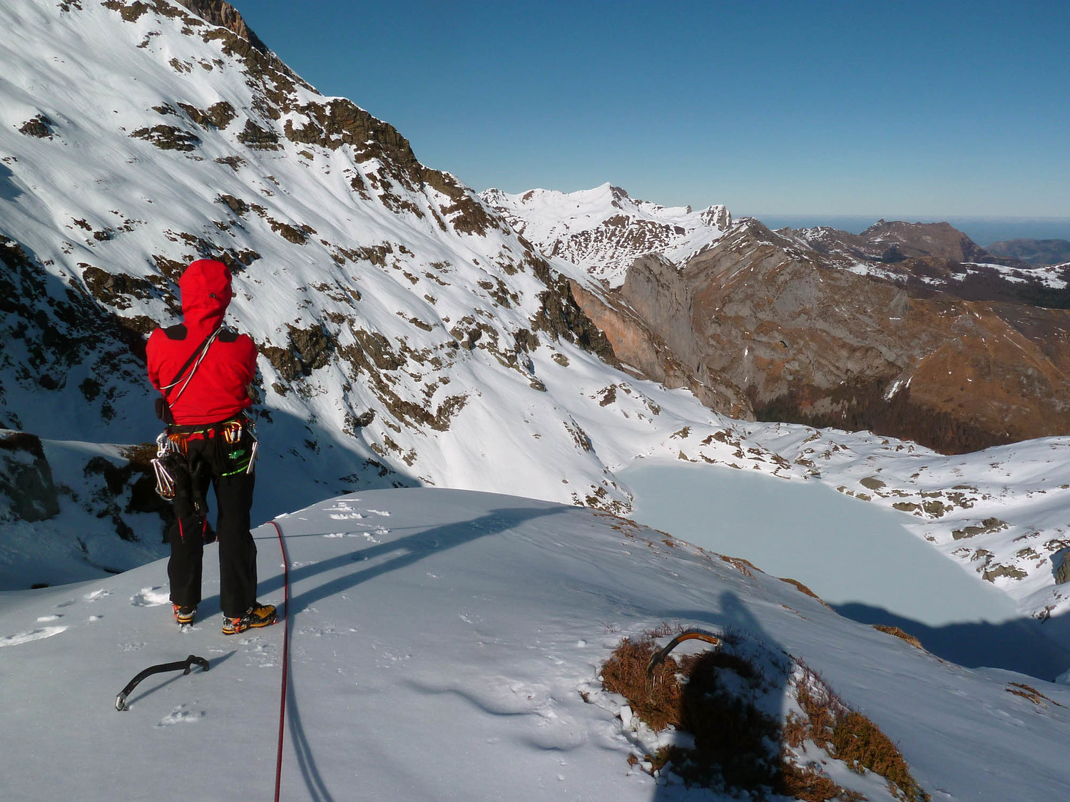 Un glaciériste contemplatif. Mais c'est vraiment que le coin est vraiment beau et sauvage