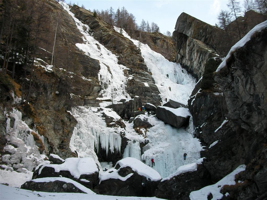 Cascade de Lillaz, ressaut médian et dièdre de sortie, Cogne