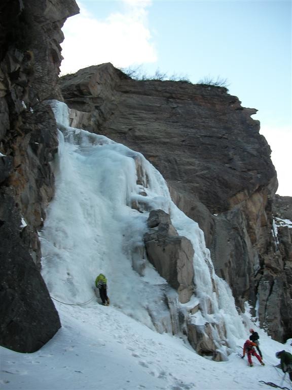 Cascade de Patri, une cordée au départ, Cogne