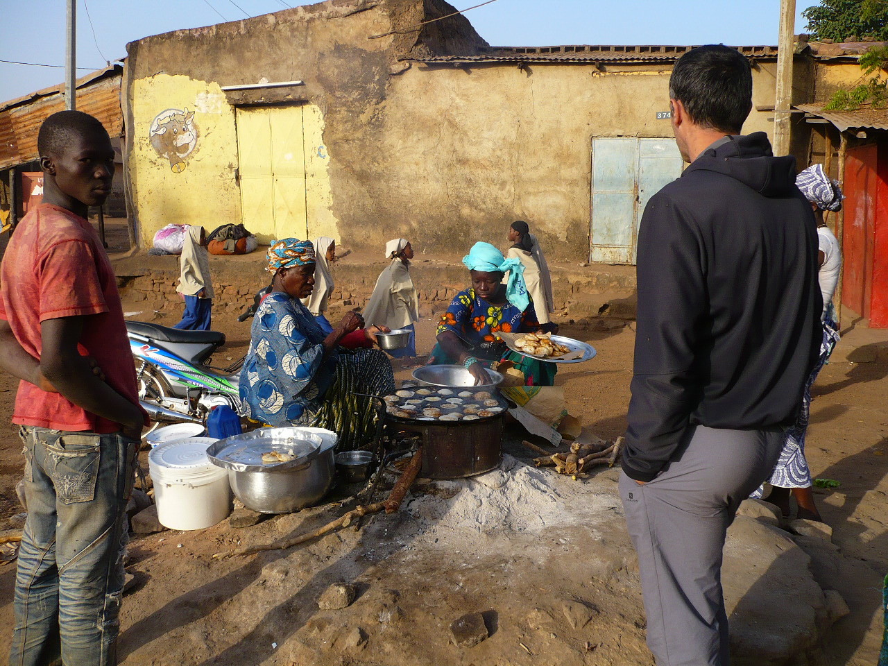 notre petit dèj durant un mois au Mali : les mwomis sucrés (galettes faites avec une pâte de riz fermentée) : addiction assurée !