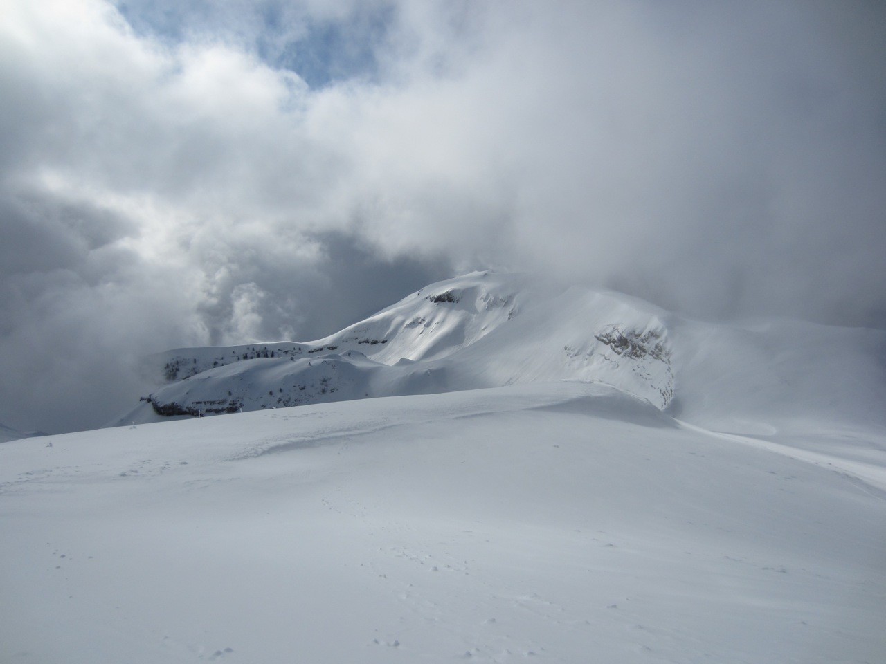 on devine le couloir sans nom au dessus du cirque de Narderant