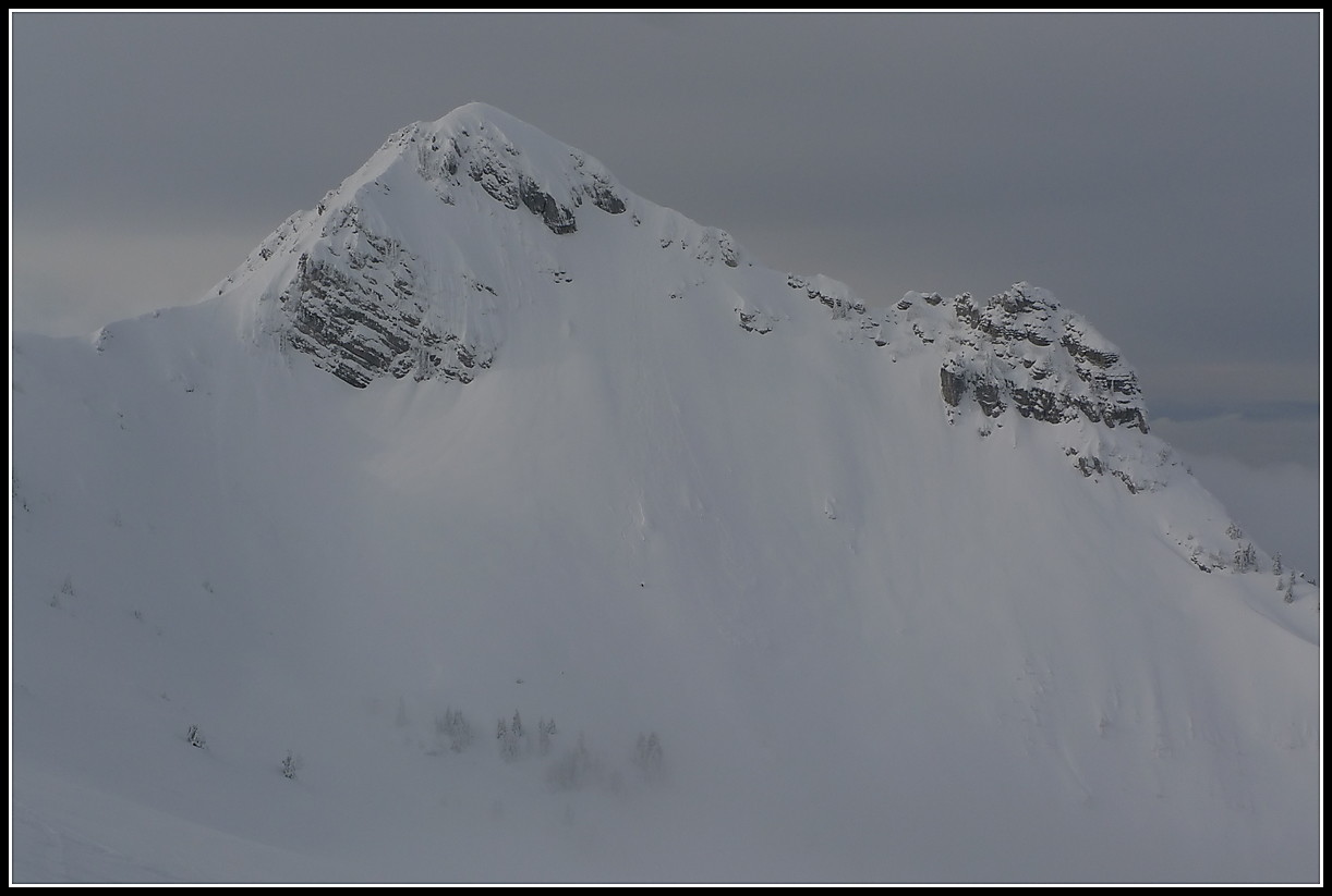 Un skieur trace à la descente le versant NE du Teysachaux