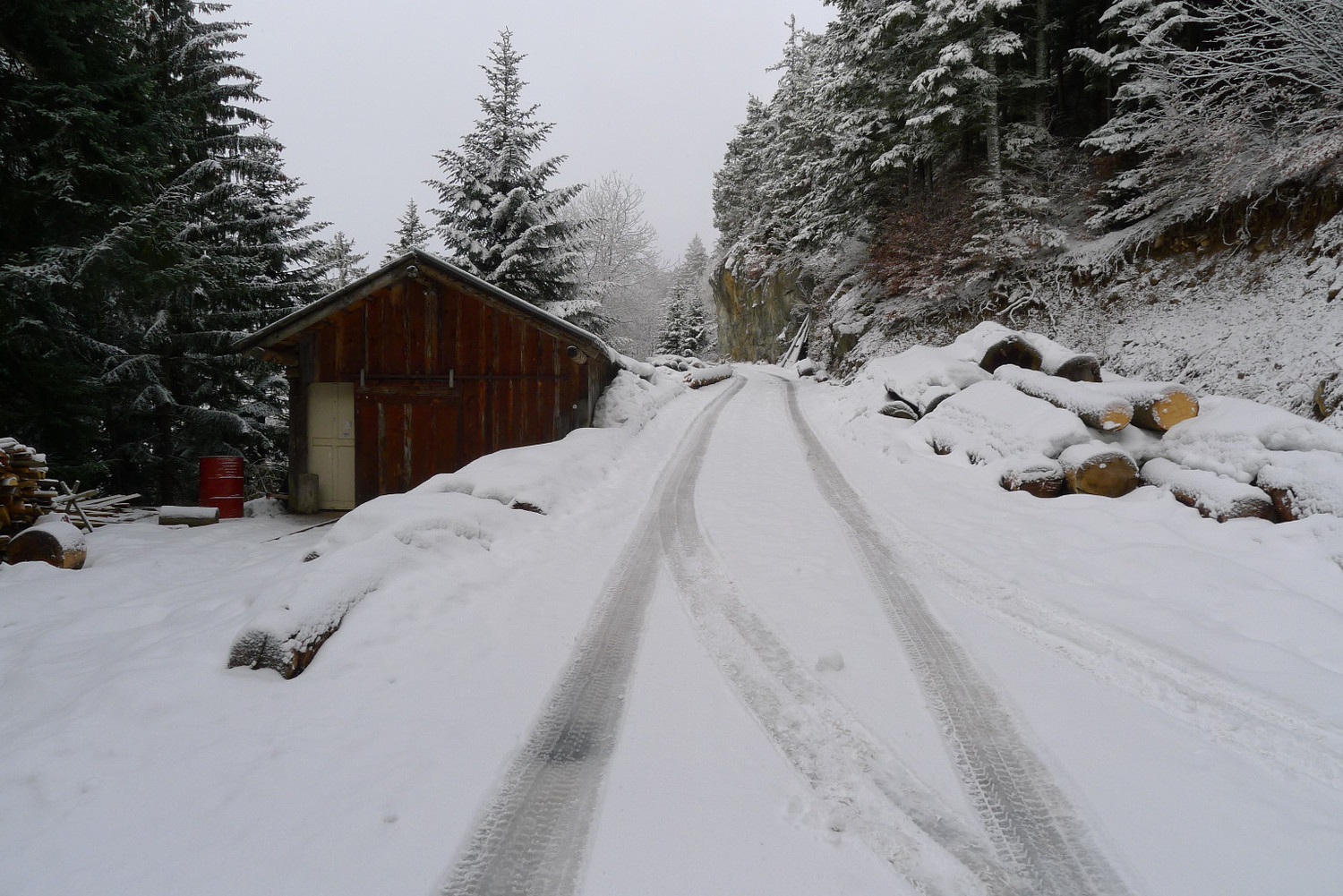 Montée par la route après Champex d'Alesse, peu enneigée