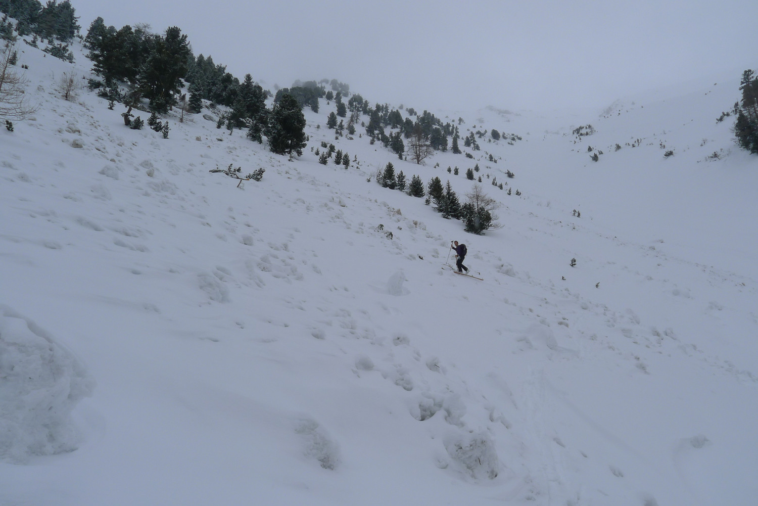 Montée dans le deuxième couloir, quelques anciennes coulées