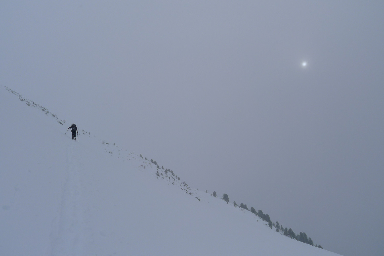 Montée finale pour le plateau sommital. Le soleil est timide