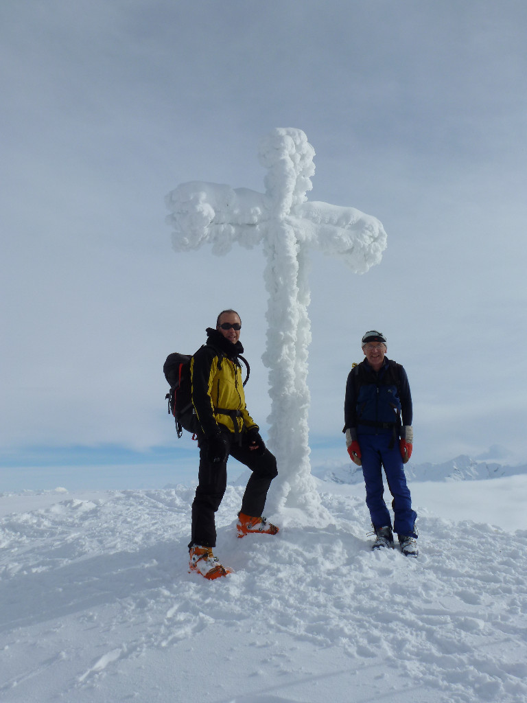 Devant la croix sommitale, csv et Francois.