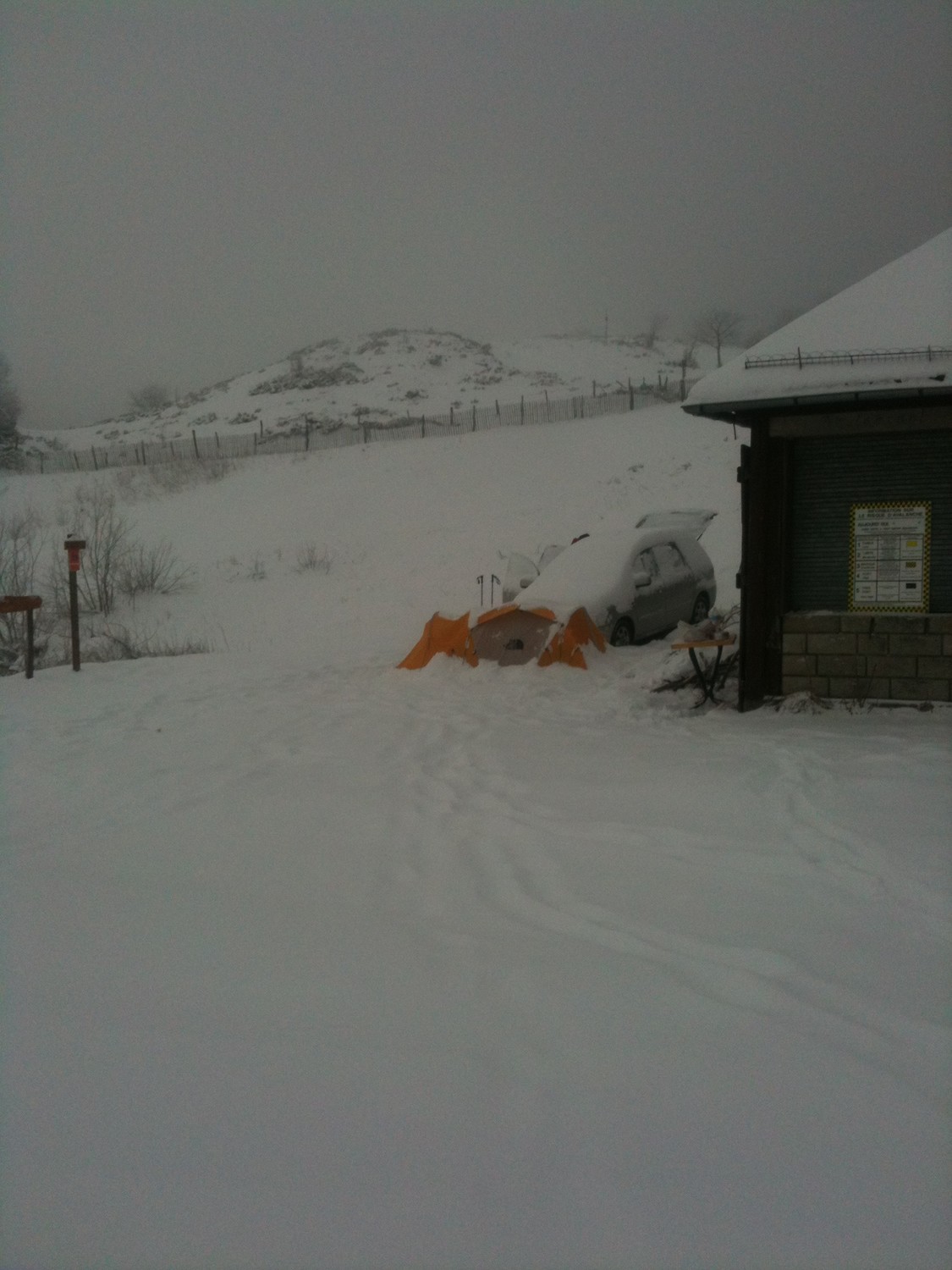 La tente le lendemain matin : 20cm de neige fraîche alors qu'il n'y avait rien le vendredi !