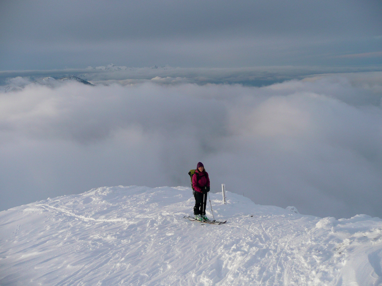 Agnès arrive au dépôt des skis