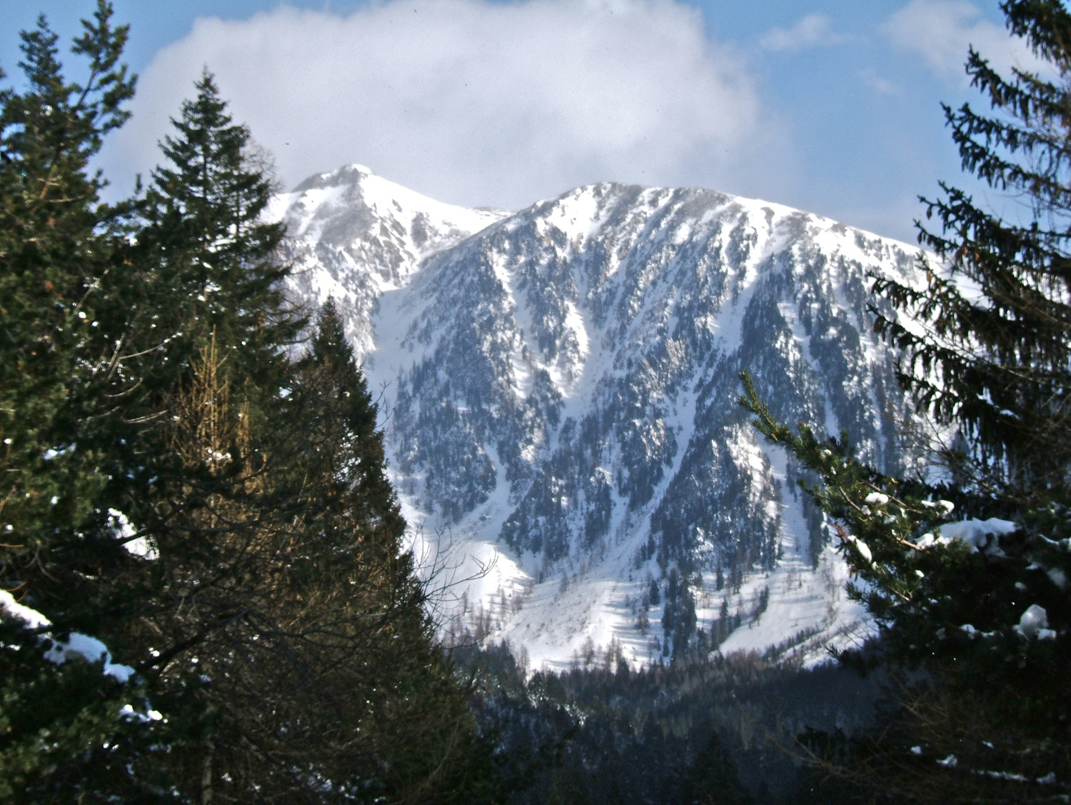 Le couloir de Juisse manque de neige sur le haut.