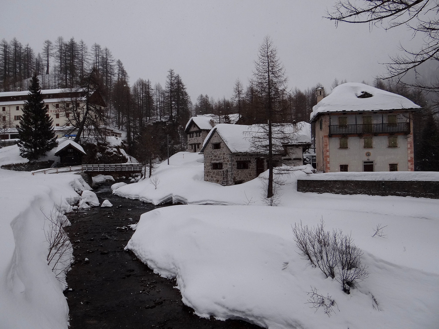 Le pont à traverser avant le début de la piste raquette
