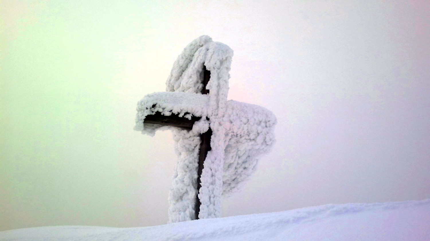 La Croix du sommet de la cape s'est emmitouflé dans un lainage de neige