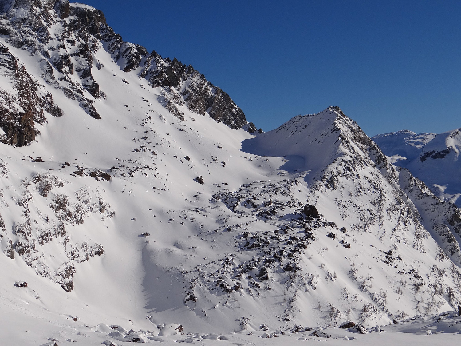 Pizzo Stange e Bocchetta Stange (versant W) donnant accès au long couloir NE