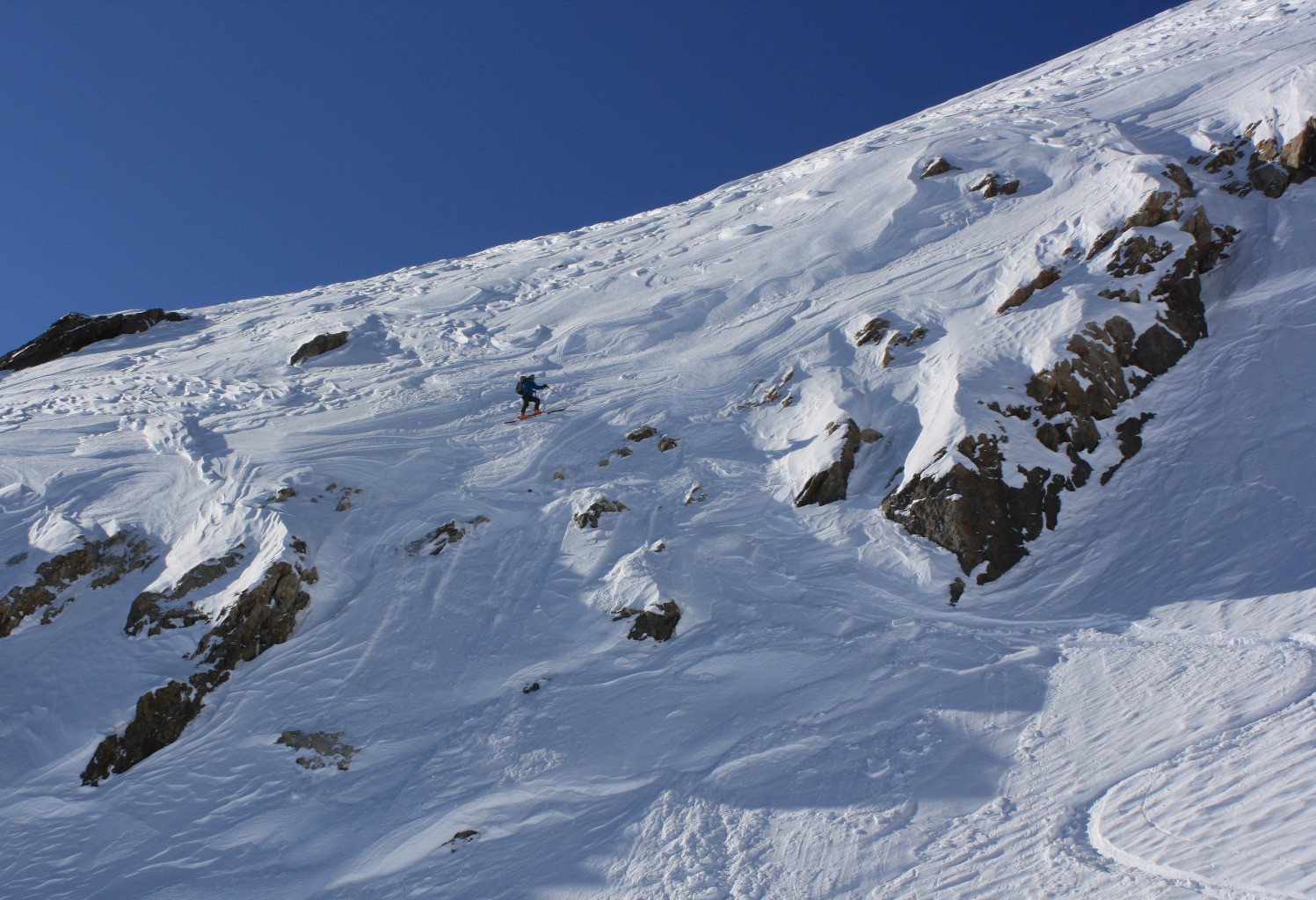 Court passage technique dans le haut du versant NE du Pic Bayle