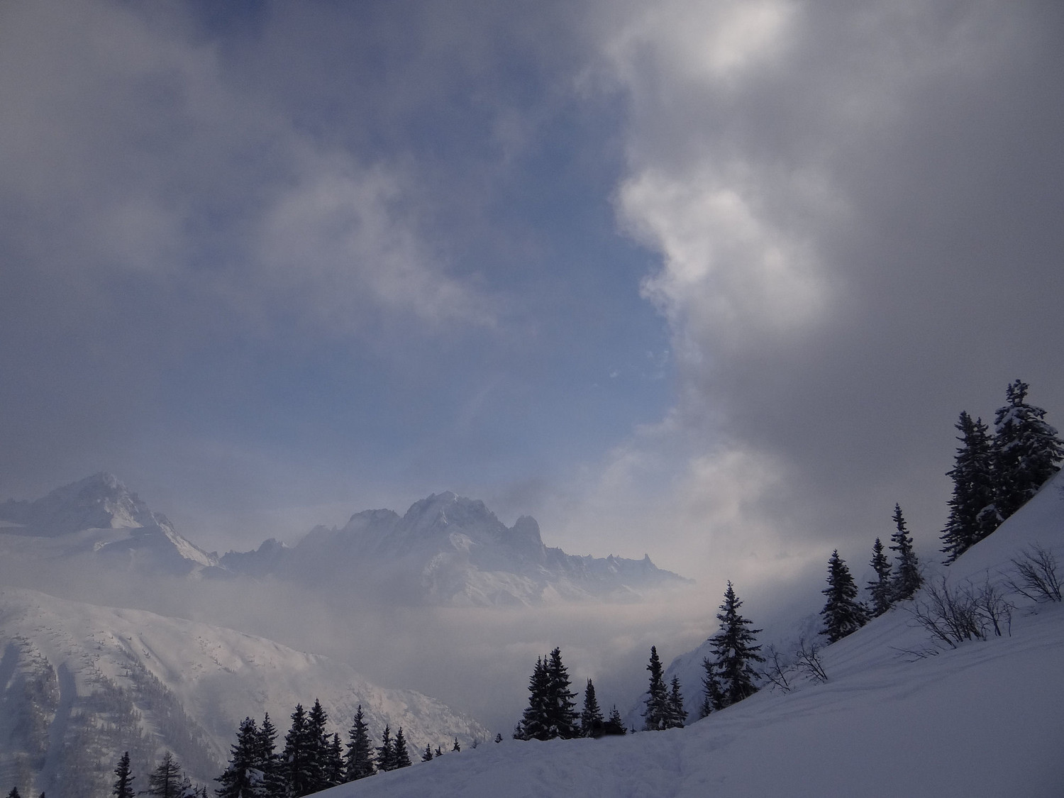 Apparition, la vierge des Drus (il faut de bons yeux)