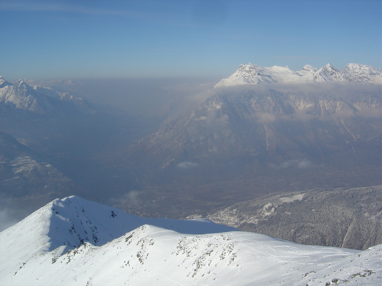 Des traces sur la crête NW. En bas le coude du Rhône et Martigny