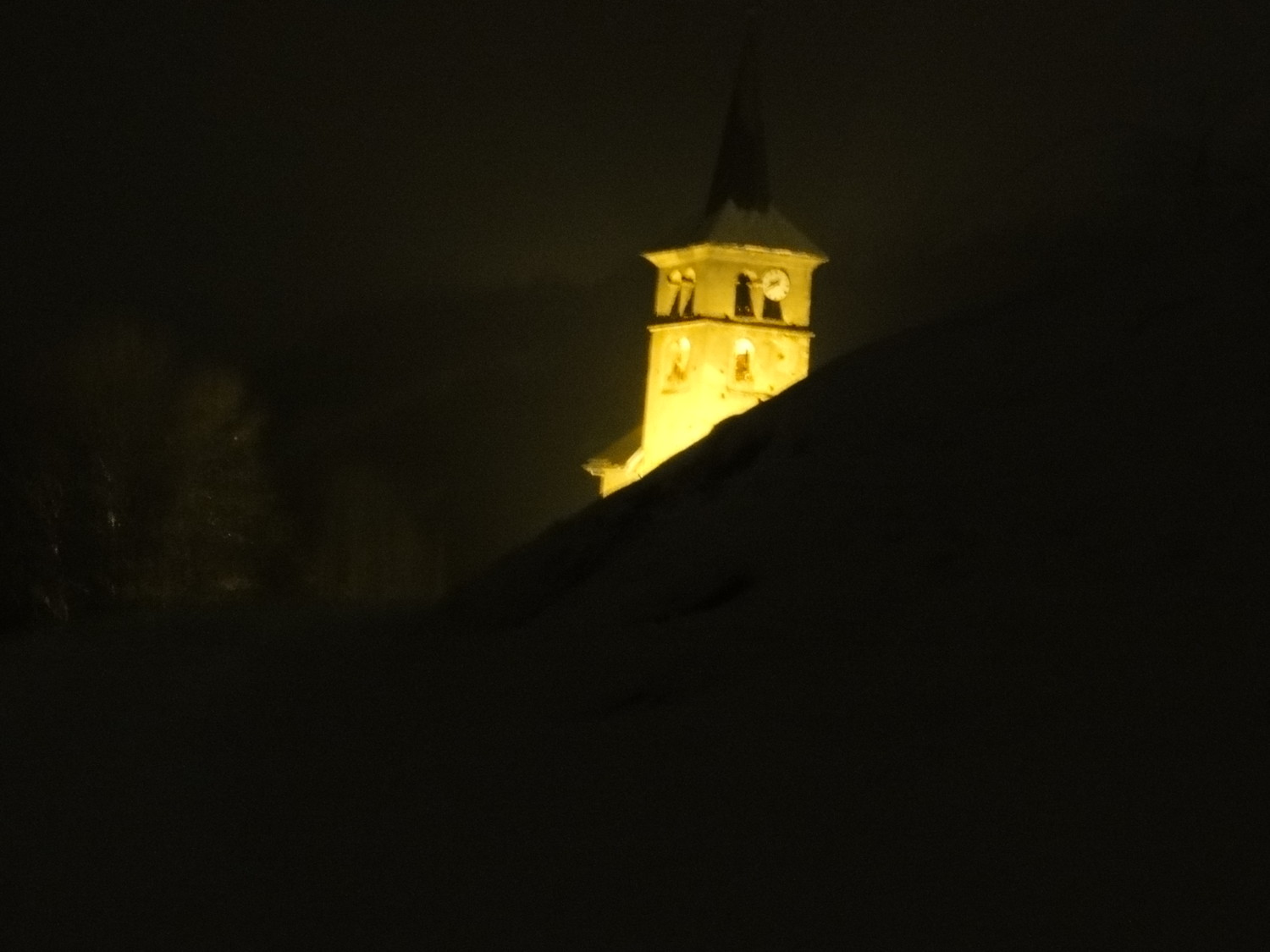 21h00: Arrivée à Doucy, l'église apparaît derrière l'épaulement... -12°C