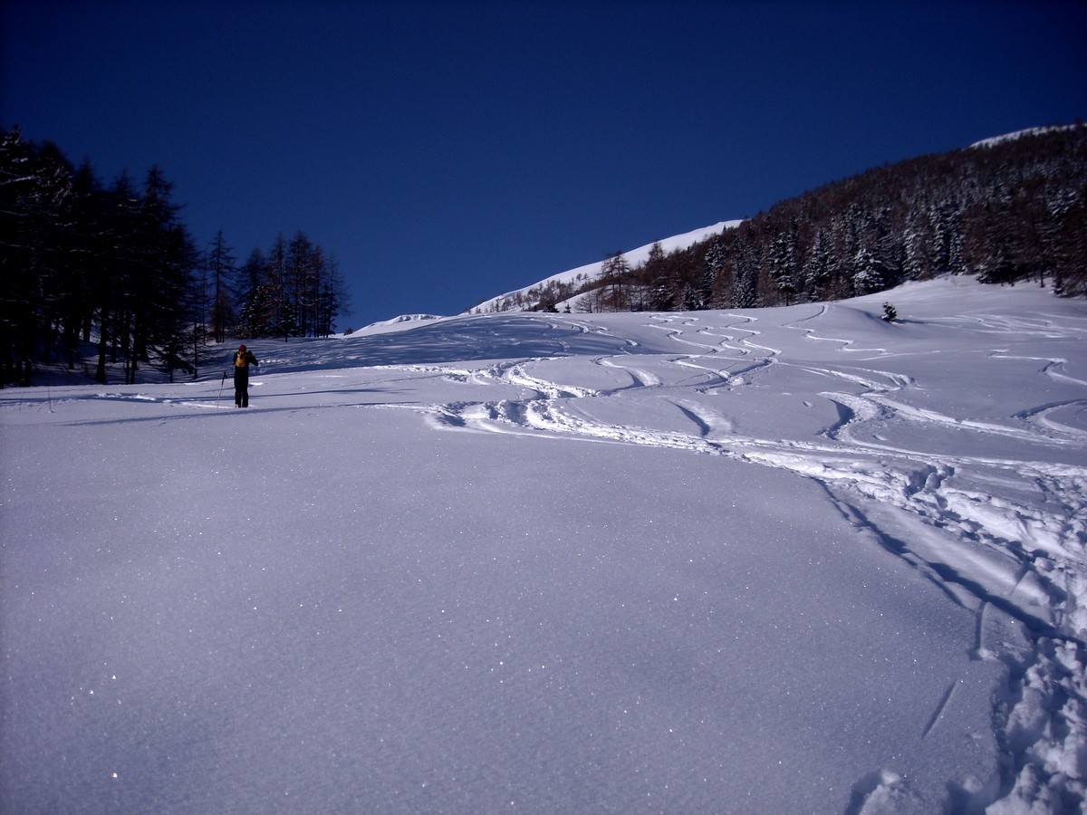 appena sopra la partenza, tenendosi parecchio a destra