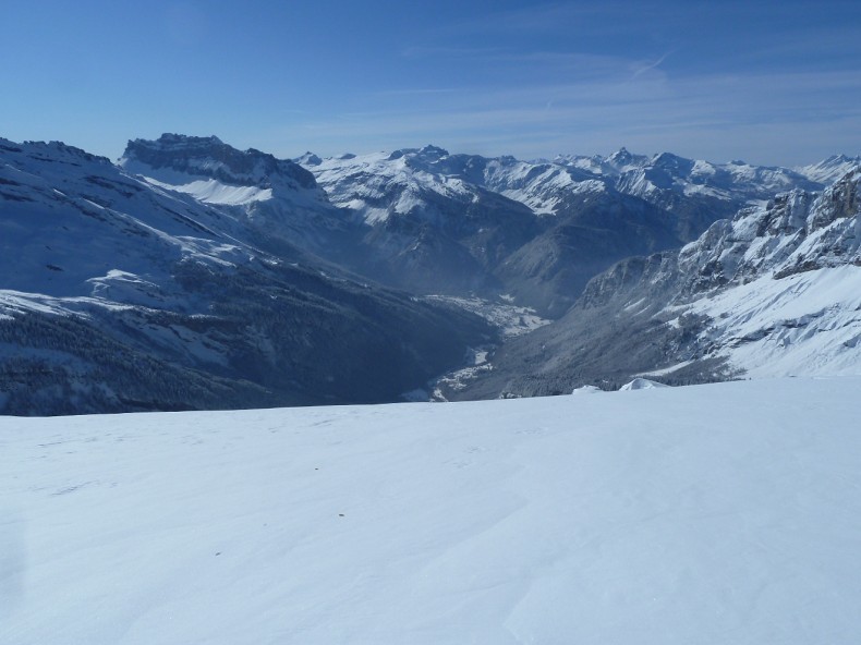 Le haut de la vallée du Giffre et notre point de départ tout en bas de cette imposante fôret.