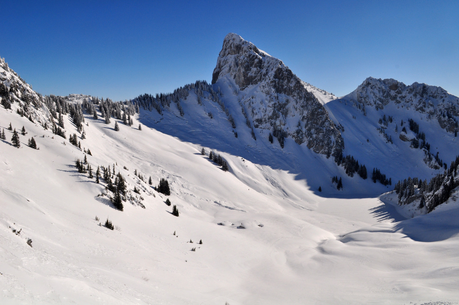 Linleu et lac d'arvouin depuis le col du Serpentin