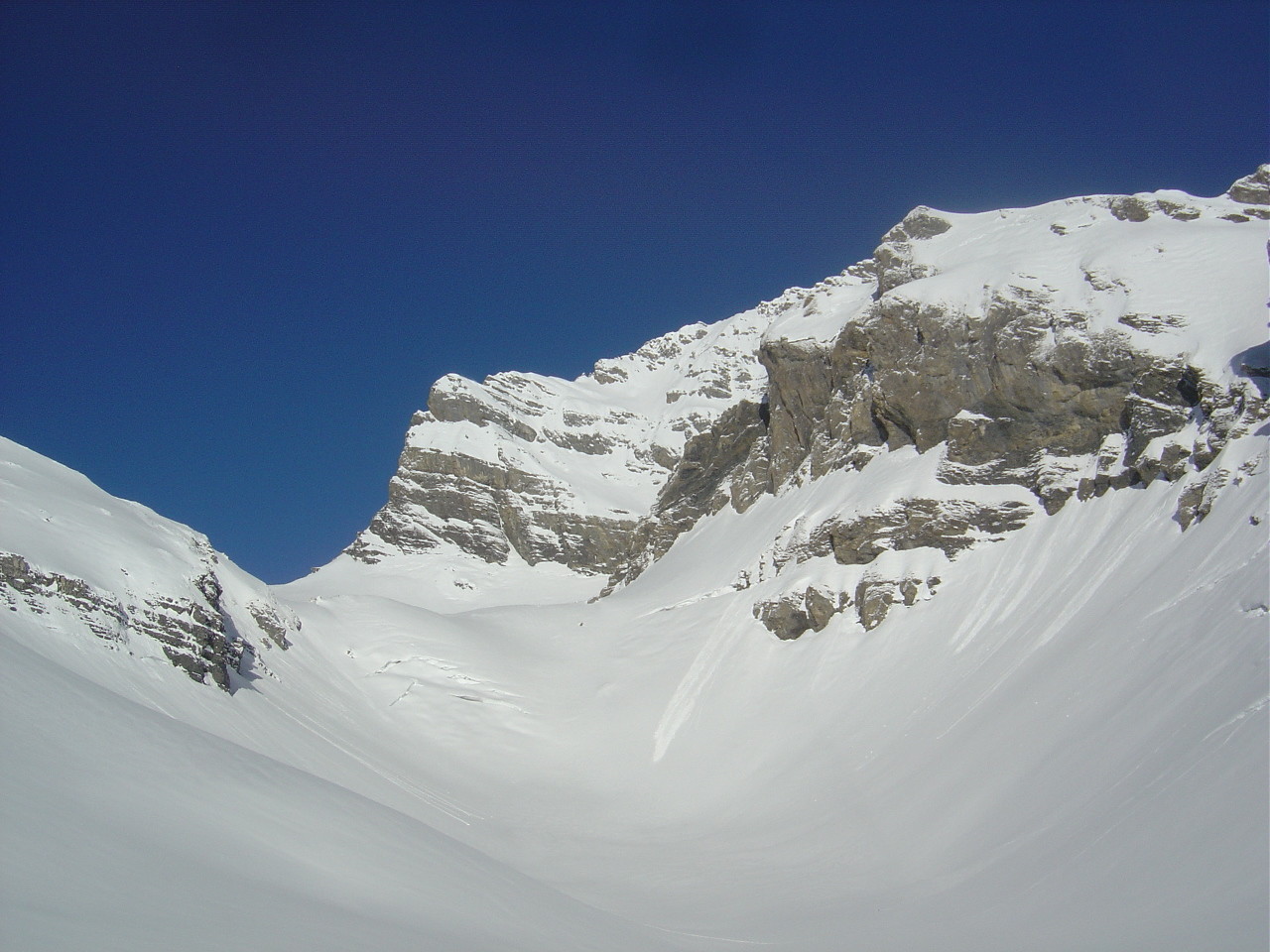 Dans le vallon de Saille. La face S du Muveran est au-dessus. La barre rocheuse inférieure offrira-t-elle un passage?