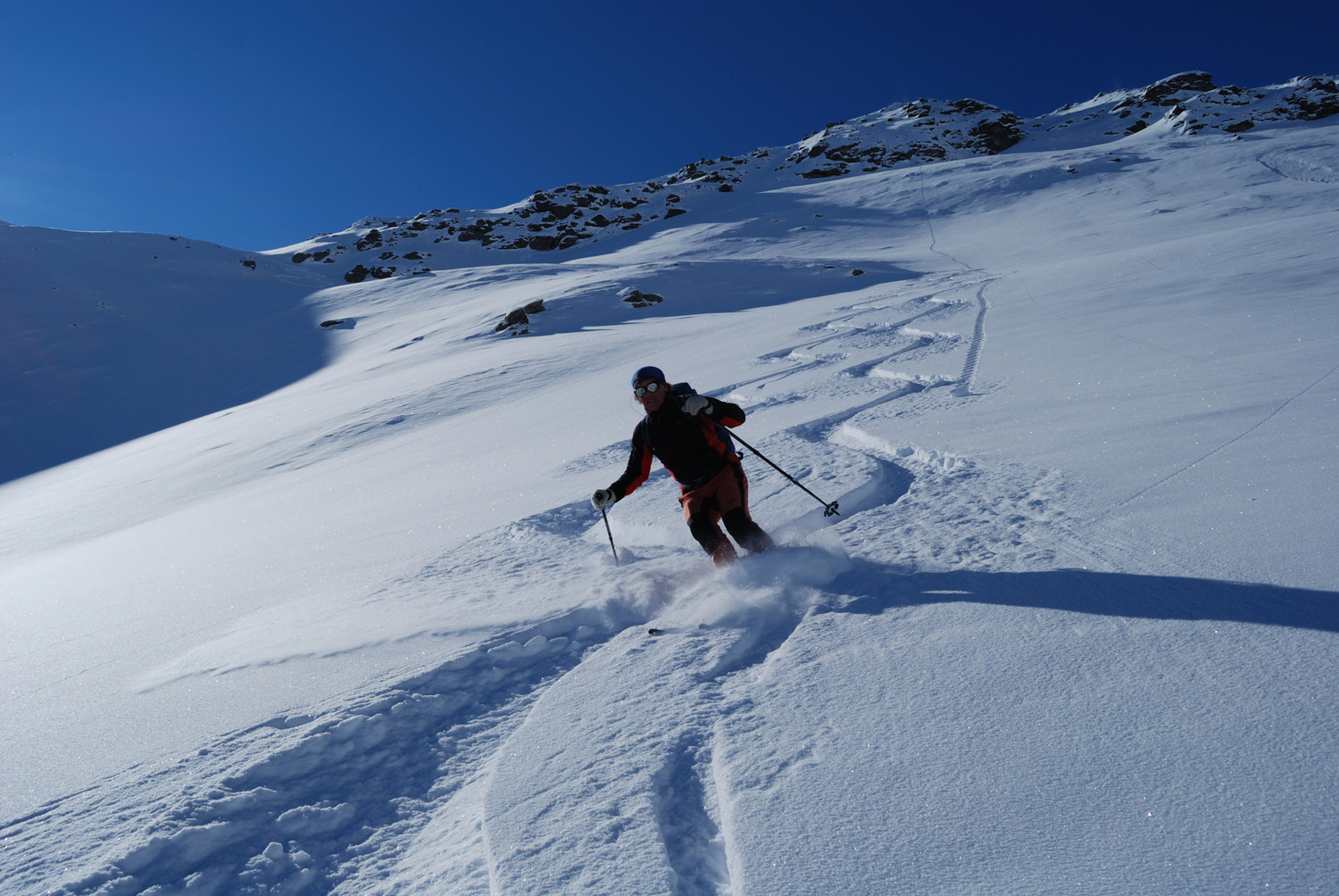 Lorenzo durante la discesa in Val Varuna su neve da sballo