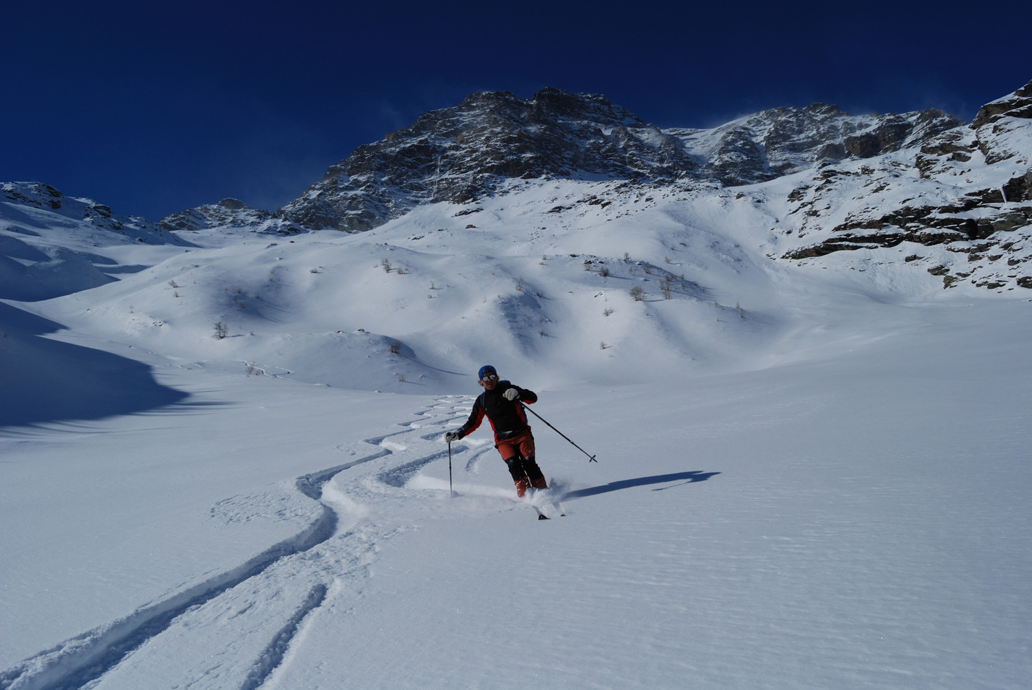 Lorenzo durante la discesa in Val Varuna su neve da sballo
