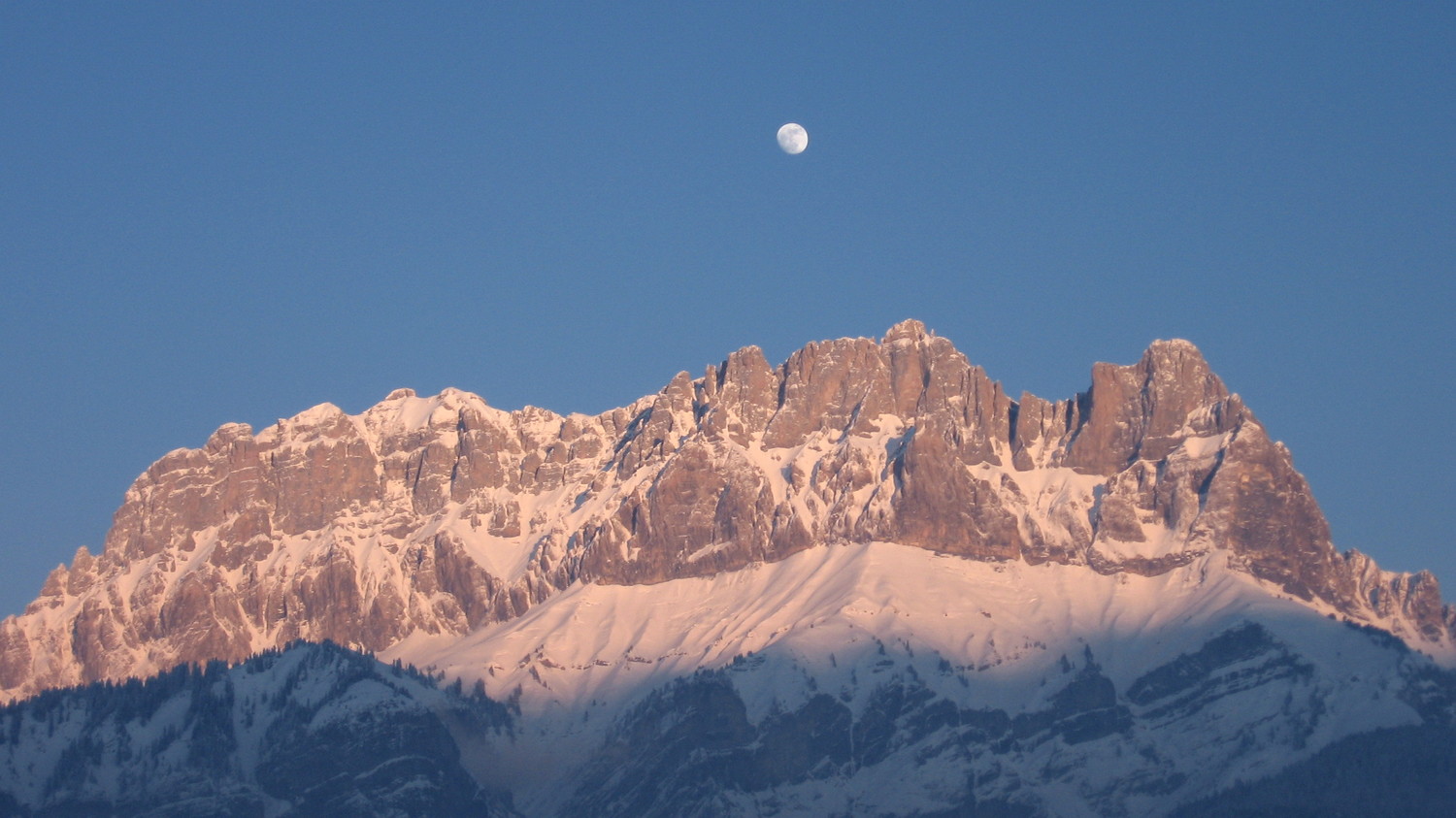 La lune est bien levée et remplace le soleil