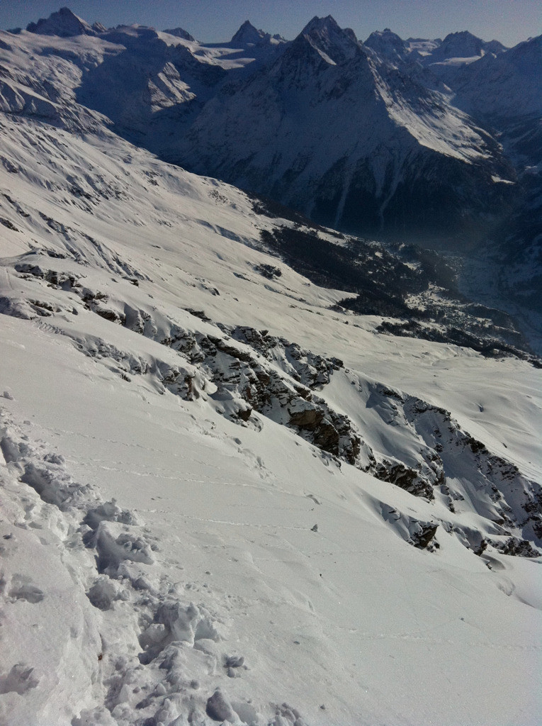 Le couloir W du sommet d'été entre les falaises, Sasseneire, fév 2012