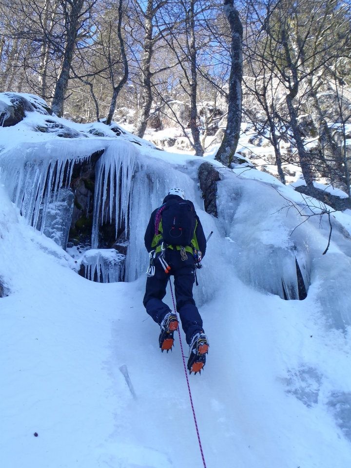 Mini cascade de glace présente sur le chemin