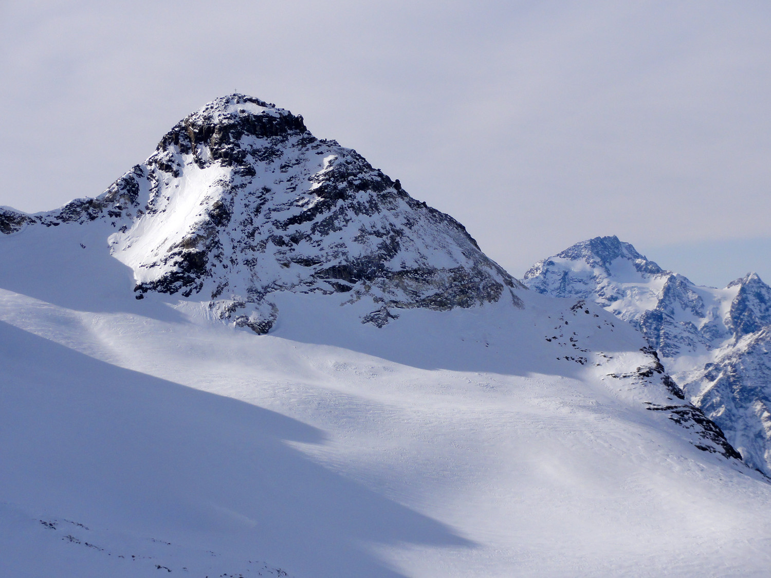 Lo pizzo Scalino e dietre il monte Disgrazia, vista dalla cima del Piz Cancian