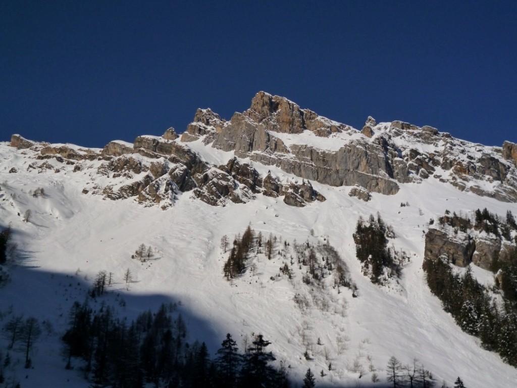 La face du jour : vu d'en bas, on a peine à croire qu'il y a une si belle ligne cachée entre les rochers