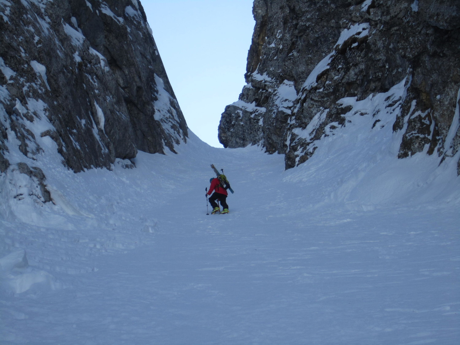 montée en crampons sur neige dure