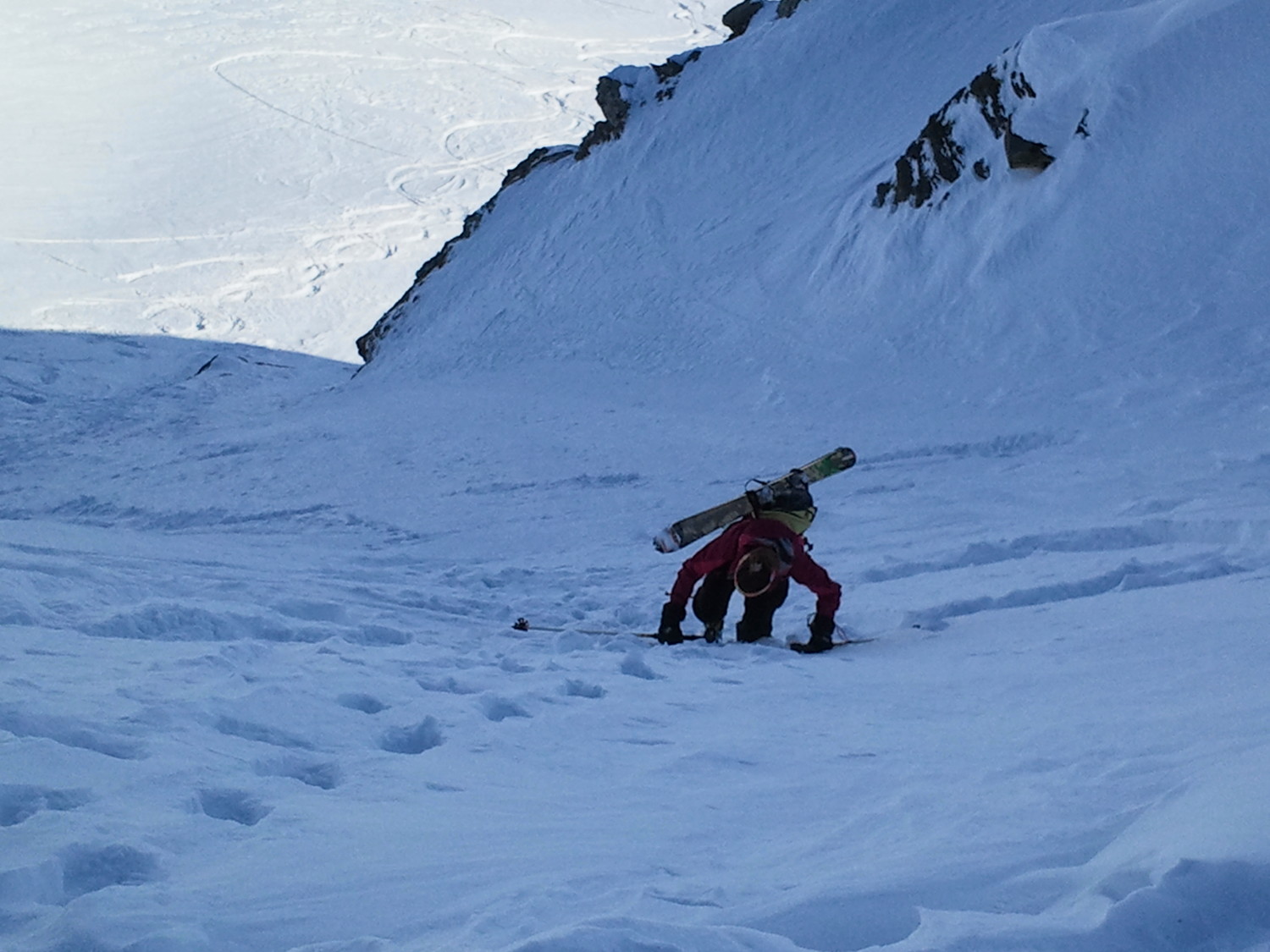 Les derniers mètres avec les crampons aux pieds et les skis sur le sac