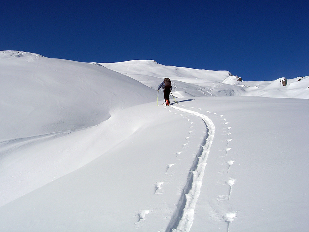 salendo al Piz Guw (visibile sullo sfondo).